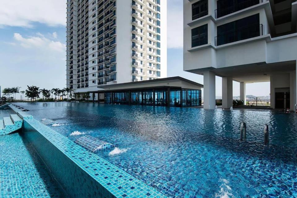 Francesco Suite - Trefoil Setia Alam-Near Setia City Mall & Setia Convention Centre Екстериор снимка